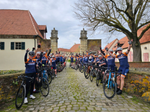 Die Teilnehmenden der Langdistanz vor dem Schloss Vornholz | Foto: Michael Sandner